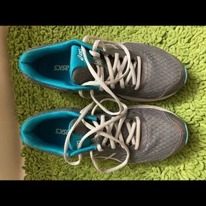 Like new Asic tennis shoe!Teal or turquoise gray.